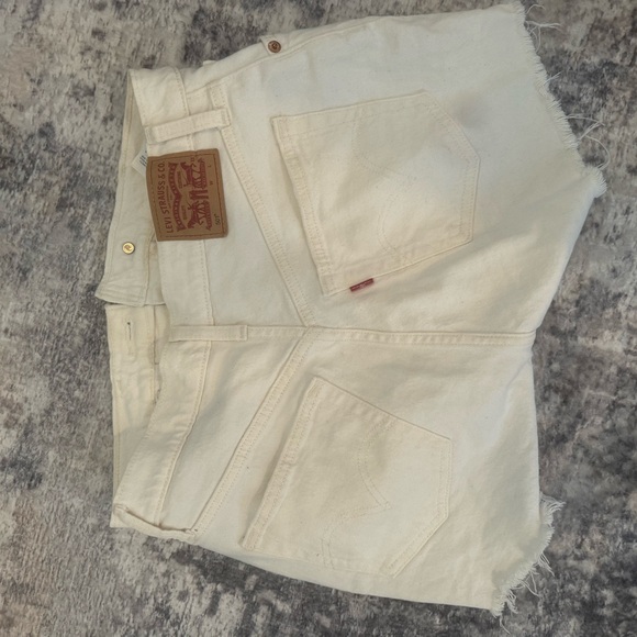 White Levi Denim Shorts ! 501s - great condition - size 27 waist - Picture 3 of 5